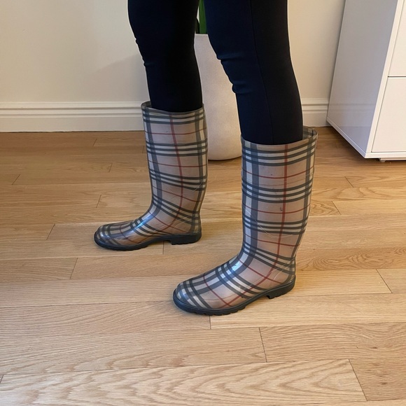 Burberry Rainboots - Picture 4 of 10